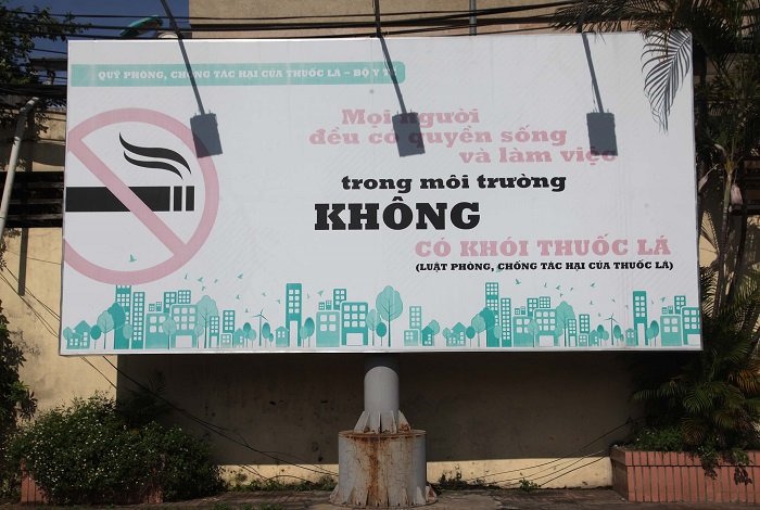 Pa nô tuyên truyền môi trường không có khói thuốc lá trong sân ga Hà Nội.